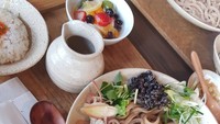 Wanita yang hobi menonton film ini sedang menikmati udon bumbu kari. Kelihatannya nikmat apalagi disajikan dalam set menu lengkap! Foto: Instagram jihye8024