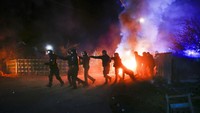 Jumlah korban tewas yang terus meningkat serta bertambahnya orang yang terinfeksi virus ini di berbagai negara di dunia membuat warga di kawasan Novi Sanzhary, Ukraina, khawatir virus tersebut dapat menyebar di kota mereka karena menjadi lokasi karantina orang-orang yang berhasil dievakuasi dari Wuhan.