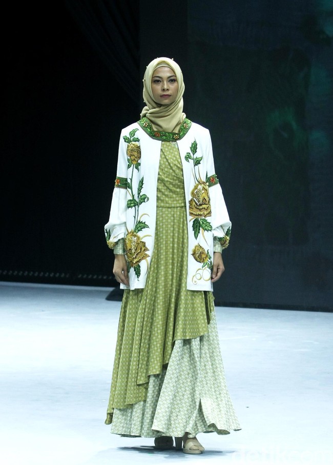 Irna Mutiara dari Label Irna La Perle menampilkan koleksi busana muslim bertema Corona di ajang mode Muslim Fashion Festival [Muffest] 2020, Kamis [20/2/2020]. Foto: Mohammad Abduh/Wolipop.