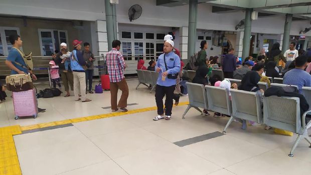 Suasana di Stasiun Pasar Senen