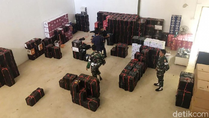 Bea-Cukai dan TNI gerebek gudang miras dan rokok ilegal di Batam (Agus Siswanto/detikcom)