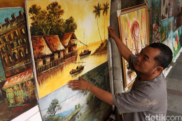 Harga lukisan yang dijual pedagang cukup bersahabat di kantong dan tentunya dengan kualitas tinggi. Selain itu, lukisan yang dijajakan juga bisa ditawar. Harga lukisan yang dijual pedagang cukup bersahabat di kantong dan tentunya dengan kualitas tinggi. Selain itu, lukisan yang dijajakan juga bisa ditawar.