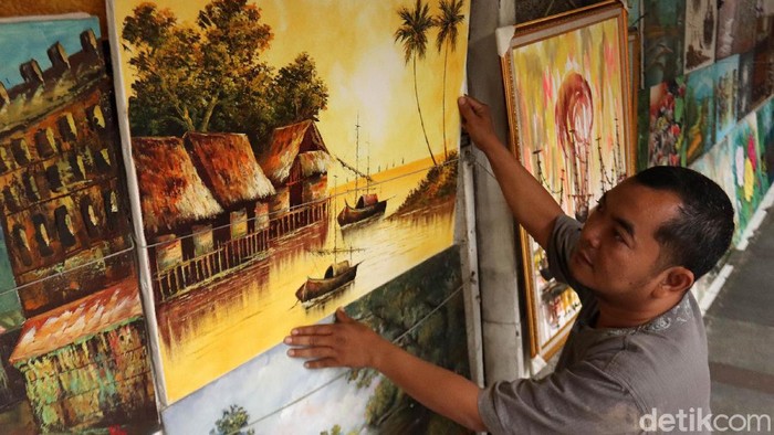 Berwisata ke Kota Bandung, Jawa Barat tak lengkap rasanya kalau tidak berkunjung ke Jalan Braga. Selain bisa berswafoto di jalan yang dikenal sejak Zaman Hindia Belanda itu, Anda juga bisa membeli oleh-oleh lukisan. Di jalan yang menjadi maskot Kota Bandung itu terdapat belasan pedagang lukisan yang berjajar di sepanjang Jalan Braga. Selain itu, ada juga beberapa Galeri Lukisan yang menjual lukisan didalam toko.