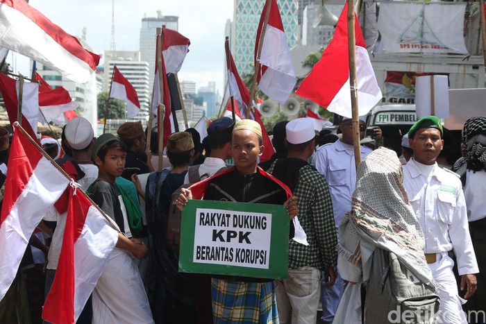 Remaja hingga Anak-anak Ramaikan di Aksi 212 Massa aksi 212 'Berantas Mega Korupsi Selamatkan NKRI' mulai digelar di kawasan Monas. Sejumlah anak tampak ikut serta dalam aksi tersebut.