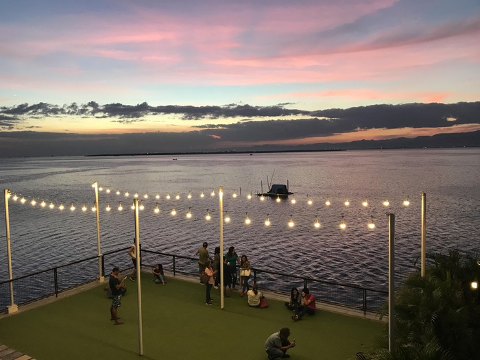10000 roses cafe filipina cebu
