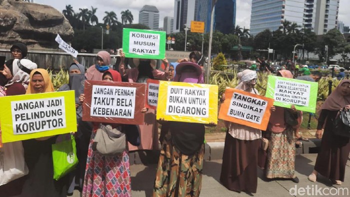 Pasukan emak-emak ikut Aksi 212 di Patung Kuda