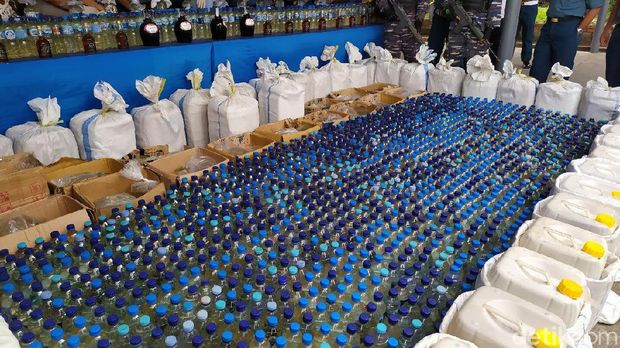 Lantamal VIII Manado Musnahkan 2.700 Liter Cap Tikus Seharga Rp 800 Juta