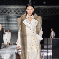 Fashion show terbaru Burberry ready to wear fall/winter 2020 yang diadakan di Olympia, London Fashion Week 2020, London, Inggris, Senin [17/2/2020]. Foto: dok. Vouge.