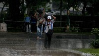 Hujan tampak mengguyur kawasan Monas jelang aksi 212 yang akan diselenggarakan di kawasan tersebut.