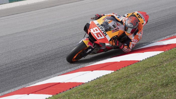 Marquez KUALA LUMPUR, MALAYSIA - FEBRUARY 08: Marc Marquez of Spain and Repsol Honda Team rounds the bend during the MotoGP Pre-Season Tests at Sepang Circuit on February 08, 2020 in Kuala Lumpur, Malaysia. (Photo by Mirco Lazzari gp/Getty Images)