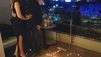 Dimas melamar Sheila di Singapura, lengkap dengan champagne untuk merayakan momen manis dan bahagia ini. Foto: Instagram @dmustakira