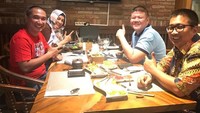 Kumpul sambil ngobrol santai juga jadi agenda Jane dan Arsya. Camilan seperti kentang goreng dan nachos jadi pilihan.  Foto: instagram Jane Shalimar dan Arsya Wijaya