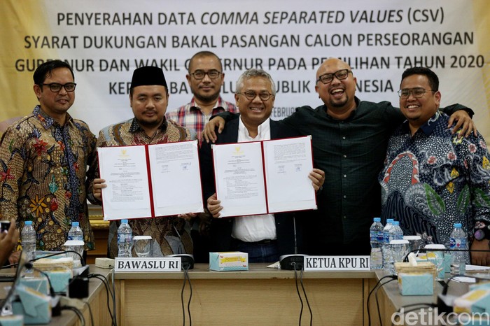 KPU Serahkan Data Syarat Bakal Calon Pilkada KPU menyerahkan Data Comma Separated Values (CSV) kepada Bawaslu. Hal itu merupakan syarat bakal calon Pilkada 2020.