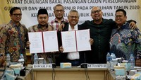 Ketua KPU RI Arief Budiman (ketiga kanan) menyerahkan Data Comma Separated Values (CSV) kepada Anggota Bawaslu RI Mochammad Afifuddin (kedua kiri) didampingi Anggota KPU RI Viryan (kiri), Hasyim Asy ari (ketiga kiri), Ilham Saputra (kedua kanan) dan Anggota Bawaslu RI Rahmat Bagja (kanan) saat Penyerahan Data Comma Separated Values (CSV).