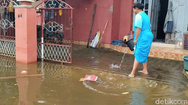 Banjir Pekalongan Mulai Surut di Sejumlah Lokasi, Warga Bersih-bersih
