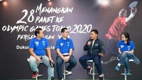 Eko Yuli Irawan, Atlet andalan Indonesia cabang angkat besi kelas 61 kg dan peraih 3 medali olimpiade  (kedua dari kanan), berbincang bersama Herman Soesetyo, Head of Cards and Loans Citi Indonesia (kedua dari kiri), Ananta Wisesa, Head of External Communications Citi Indonesia (paling kiri) serta Jacqueline Hartono, Head of Client Relationship Management Leader PT Visa Worldwide Indonesia (paling kanan) mengenai pengalamannya ketika bertanding dalam pertandingan Olimpiade. Foto: dok. Citi Indonesia