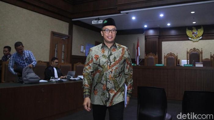 Ada yang berbeda dari penampilan Imam Nahrawi saat jalani sidang lanjutan di Pengadilan Tipikor, Jakarta. Ya, ia terlihat mengenakan peci bertuliskan NU.