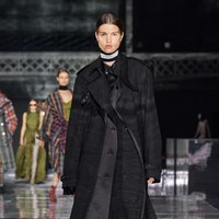Fashion show terbaru Burberry ready to wear fall/winter 2020 yang diadakan di Olympia, London Fashion Week 2020, London, Inggris, Senin [17/2/2020]. Foto: dok. Vouge.