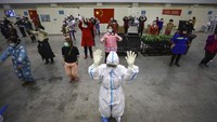 Sejumlah pasien virus corona sedang berolahraga di rumah sakit darurat yang berada di kawasan Wuhan, Provinsi Hubei, China. Chinatopix via AP Photo.