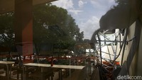 Atap bangunan delapan kelas yang roboh tersebut berada di lantai dua.