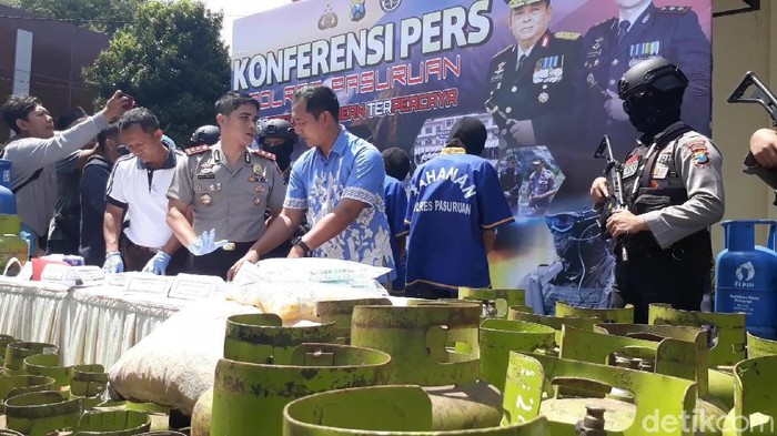 Dua sahabat oplos elpiji subsidi ke elpiji komersial