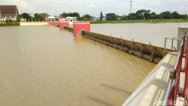 Sungai BKB Semarang kini bisa untuk bersantai dan olahraga. Tiap pagi atau sore sejumlah perempuan juga membawa speaker besar untuk mengiringi senam. (Angling Adhitya Purbaya/detikcom) Sungai BKB Semarang kini bisa untuk bersantai dan olahraga. Tiap pagi atau sore sejumlah perempuan juga membawa speaker besar untuk mengiringi senam. (Angling Adhitya Purbaya/detikcom)