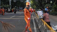 Sejumlah petugas PPSU juga tampak mulai membersihkan lokasi diselenggarakannya Aksi 212 tersebut.