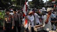 Polisi tampak masih melakukan penjagaan di sekitar lokasi aksi.