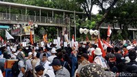 Mereka menuju Jalan Medan Merdeka Barat atau pintu barat Monas.
