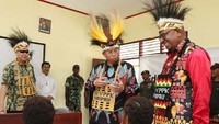 Direktur Utama Bank Mega Kostaman Thayib (tengah) didampingi oleh Regional Head Bank Mega Makassar Andrew Wongjaya (kiri), bersama-sama dengan Wakil Bupati Timika Johanis Rettob (kanan), tengah bercengkerama dengan murid-murid SD St. Aloysius YPPK Tillemans, Timika, Papua pada saat peresmian kembali bangunan sekolah yang telah selesai direnovasi berkat bantuan Program Mega Berbagi.