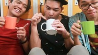 Begini keseruan Dimas saat ngumpul bareng teman-teman sesama penyiar radio. Kira-kira minuman apa ya yang sedang mereka lihat? Foto: Instagram @dmustakira