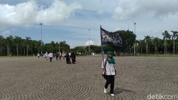 Massa Aksi 212 membawa bendera Tauhid