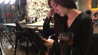 Tempat baru, tulis Seo Ji Hye di keterangan foto. Memakai baju hitam, ia nongkrong di kafe ditemani cake dan minuman segar. Foto: Instagram jihye8024