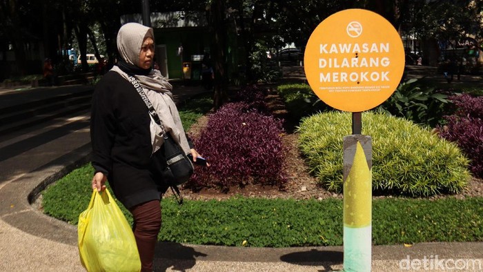 Papan berisi imbauan untuk tidak merokok hiasi kawasan Taman Balai Kota Bandung. Keberadaan papan imbauan itu guna wujudkan Kawasan Tanpa Rokok di Kota Bandung.