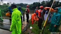 Basarnas Yogyakarta mengungkap ada lima siswa tewas dalam kejadian ini. Para siswa ini hanyut saat menyusuri sungai dalam rangka melaksanakan kegiatan Pramuka. Jumlah pesertanya diperkirakan sebanyak 250 orang.