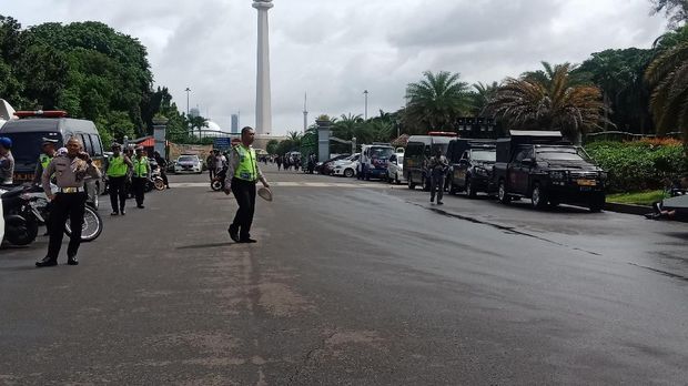 Watercanon-mobil raisa disiagakan di sekitar lokasi Aksi 212