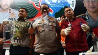 Polisi menunjukan barang bukti yang disita dari Aulia.