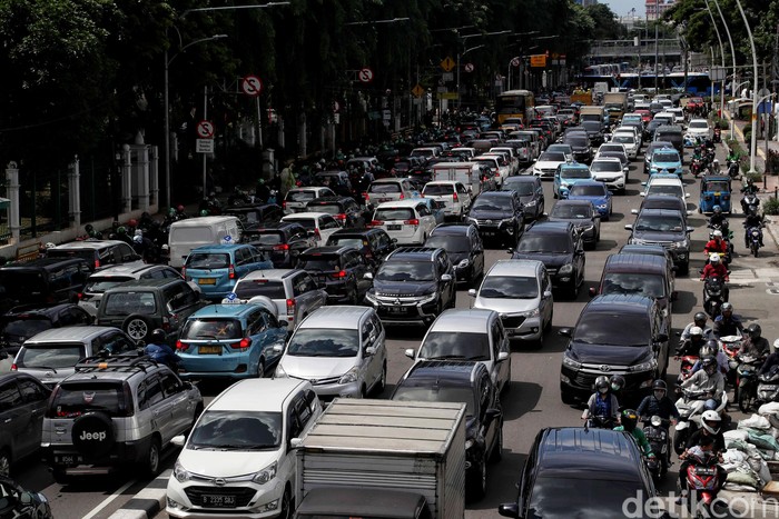 Tugu Tani-Monas Macet Total Imbas Pengalihan Arus 212 Kemacetan panjang terjadi di kawasan Medan Merdeka Timur, Jakarta. Hal itu disebabkan pengalihan arus imbas aksi 212.