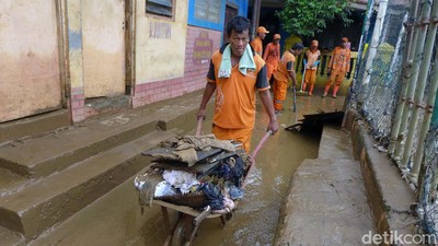 Aksi Bersih-bersih Lumpur Sisa Banjir di Rawajati