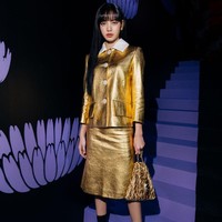 Lisa Blackpink menjadi salah satu tamu yang duduk di front row fashion show koleksi fall/winter 2020 bersama dengan para artis dan influencer kenamaan. Momen ini merupakan kesempatan pertamanya menjadi bintang tamu di acara Prada. Foto: Instagram Prada