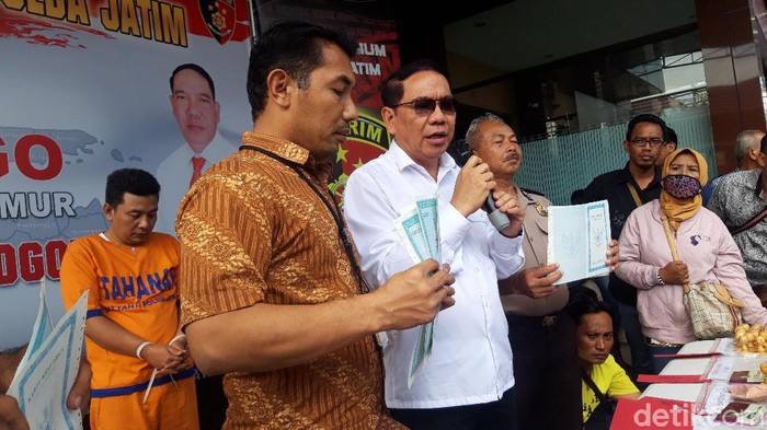 Polda Jatim mengamankan ratusan blangko untuk Kartu Keluarga hingga Akta Kelahiran. Blangko tersebut diduga akan digunakan untuk membuat dokumen palsu untuk menambah DPT dalam Pilkada 2020.