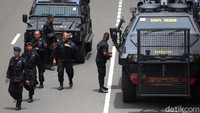 Sejumlah kendaraan taktis disiagakan disekitar lokasi.