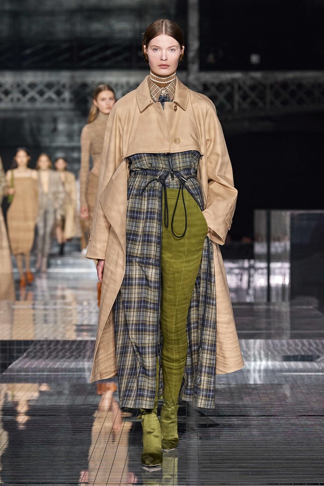 Fashion show terbaru Burberry ready to wear fall/winter 2020 yang diadakan di Olympia, London Fashion Week 2020, London, Inggris, Senin [17/2/2020]. Foto: dok. Vouge.