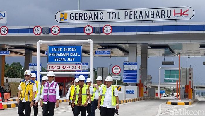 Presiden Jokowi meninjau progres pembangunan Tol Pekanbaru-Dumai (Chaidir Tanjung/detikcom) Presiden Jokowi meninjau progres pembangunan Tol Pekanbaru-Dumai (Chaidir Tanjung/detikcom)