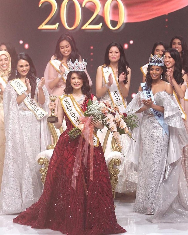 Inilah momen Pricilia Carla Yules dinobatkan sebagai juara Miss Indonesia 2020. Kontestan yang mewakili Sulawesi Selatan itu menyabet titel tersebut dalam final yang digelar pada Kamis (20/2/2020) malam. (Foto: Instagram)