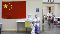 Sejumlah petugas medis bersiaga untuk memantau kondisi para pasien virus corona. Chinatopix via AP Photo.