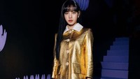 Ia tampil menawan dengan setelan berwarna emas dari Prada yang dipadukan dengan platform shoes dari Mary Jane berwaran hitam. Dok. Instagram