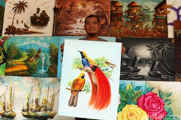 Penjual Lukisan di Jalan Braga Bandung Berwisata ke Kota Bandung, Jawa Barat tak lengkap rasanya kalau tidak berkunjung ke Jalan Braga. Selain bisa berswafoto di jalan yang dikenal sejak Zaman Hindia Belanda itu, Anda juga bisa membeli oleh-oleh lukisan. Di jalan yang menjadi maskot Kota Bandung itu terdapat belasan pedagang lukisan yang berjajar di sepanjang Jalan Braga. Selain itu, ada juga beberapa Galeri Lukisan yang menjual lukisan didalam toko.