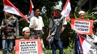 Aksi yang digelar oleh Persaudaraan Alumni (PA) 212 itu menuntut pemerintah segera menuntaskan masalah korupsi yang ada di Indonesia.
