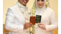 Jane Shalimar dan Arsya Wijaya memilih menikah di tanggal cantik 20022020. Senyum bahagia pasangan ini terlihat dari deretan foto pernikahan yang ia bagikan di media sosial. Foto: instagram Jane Shalimar dan Arsya Wijaya